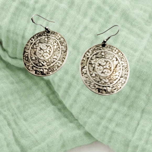 🌲10/$20. Silver Tone Earrings - Picture 2 of 4